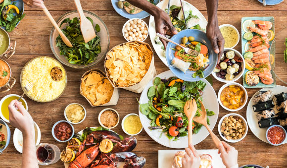 Como calcular comida para festa: guia prático para eventos de todos os tipos 1 Mesa cheia de opções de comidas